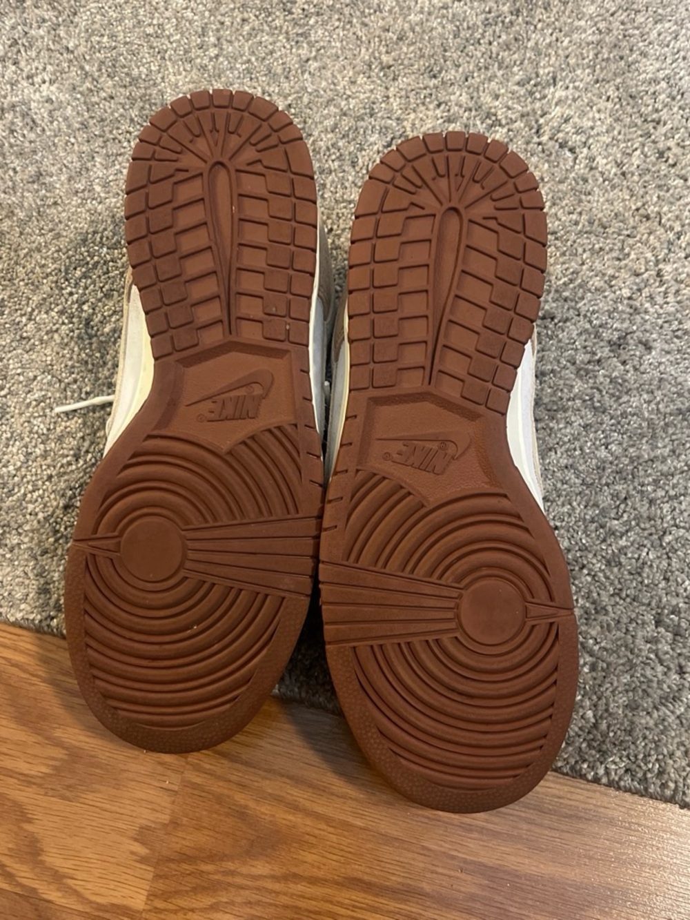 Nike Men’s Low-Top Sneakers in White, Cream, and Brown - Picture 3 of 4